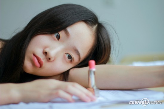 西安工程大学孔湘婷拍摄校园写真 被赞“清新女神”