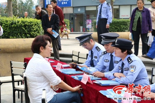 西安公安开展机关民警下基层活动 百名警力参与其中