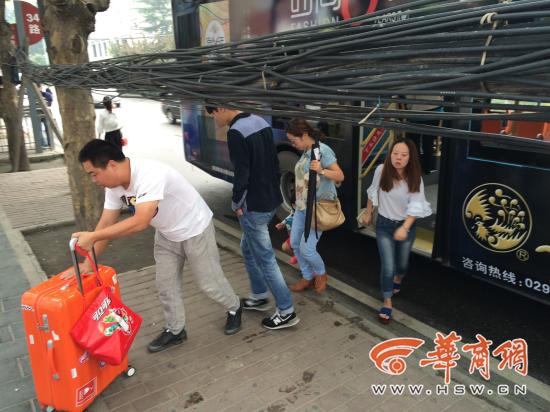 小寨十字线缆垂落公交站 乘客上车先低头