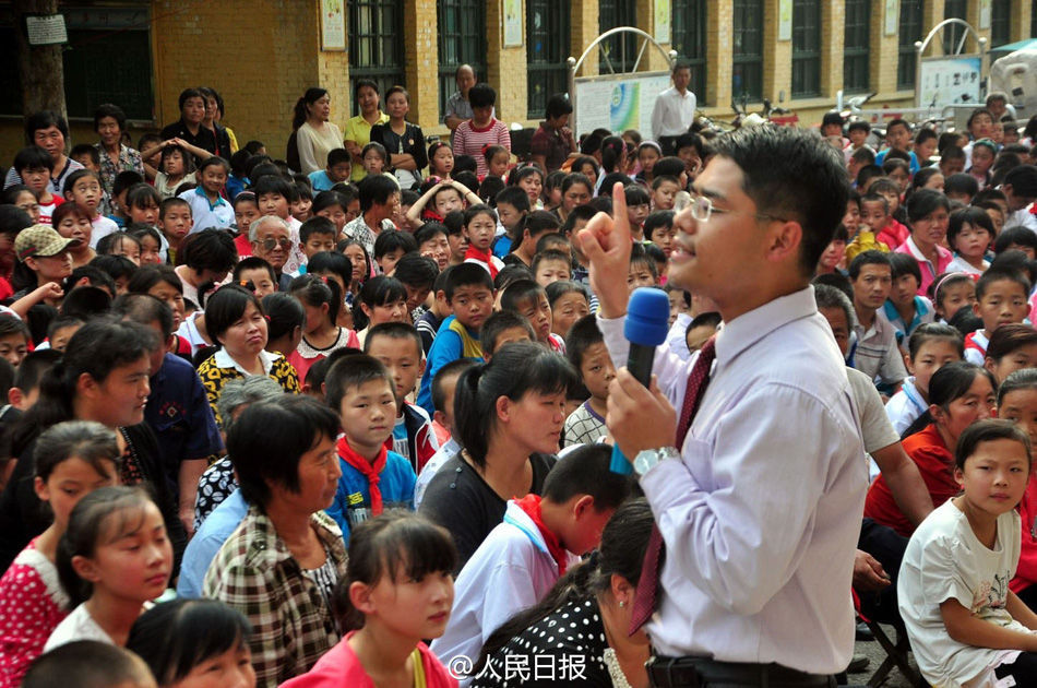 山东：学校一演讲会上千人情绪失控