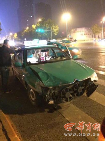 西安同一个十字路口10分中内连发两起车祸