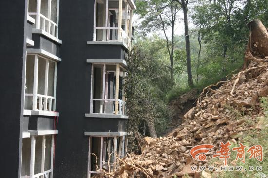 洛南违建楼盘诱发山体滑坡 无手续私自开挖
