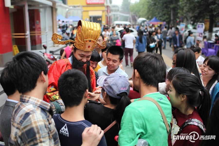“财神爷”现身西安街头 当街送“千万大红包”