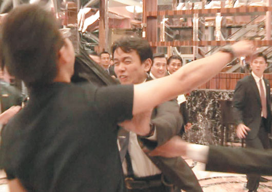 马英九被大学生丢书抗议 轻微擦碰保持镇定(图)