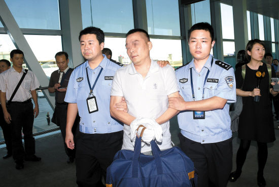 9月27日,北京首都机场,重大经济犯罪嫌疑人庞某从泰国曼谷被顺利押解回北京