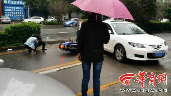 西安受阴雨天气路滑 摩托车遇车辆不幸滑倒