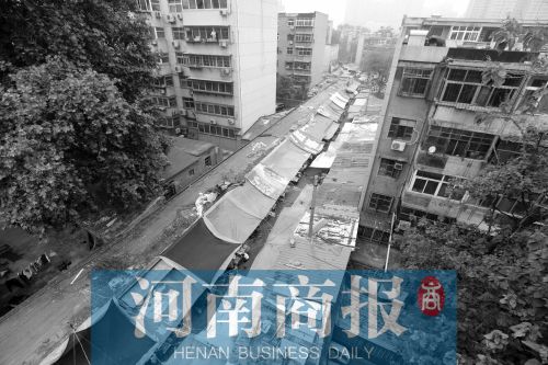 两栋楼之间的道路变成了市场