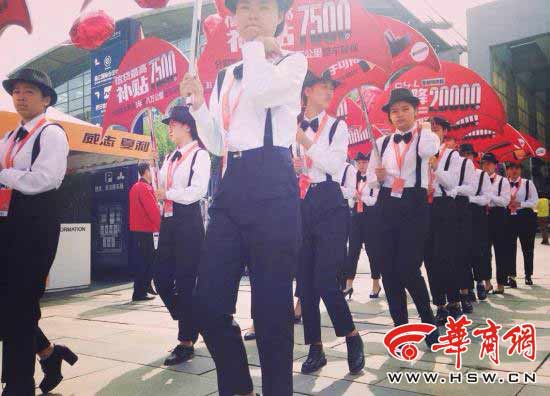会展中心车展奇装异服的人们 多为学生兼职
