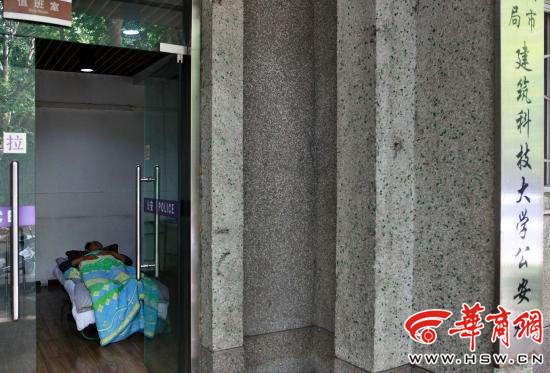 高校保安制止乱停车遭毒打 事发半月未解决