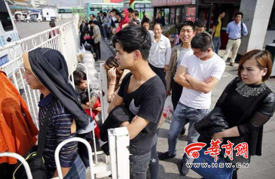 火车站前排长队 警方提醒注意证件安全