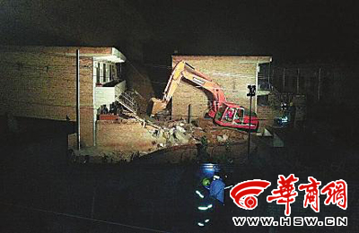 延安宝塔区山体滑塌或有三人被埋 正在紧急救援中