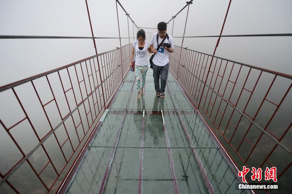 游客吓到不敢过 湖南平江石牛寨景区现玻璃吊桥 
