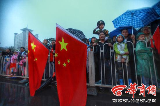 西安民众大雨中观看国庆升旗仪式(图)