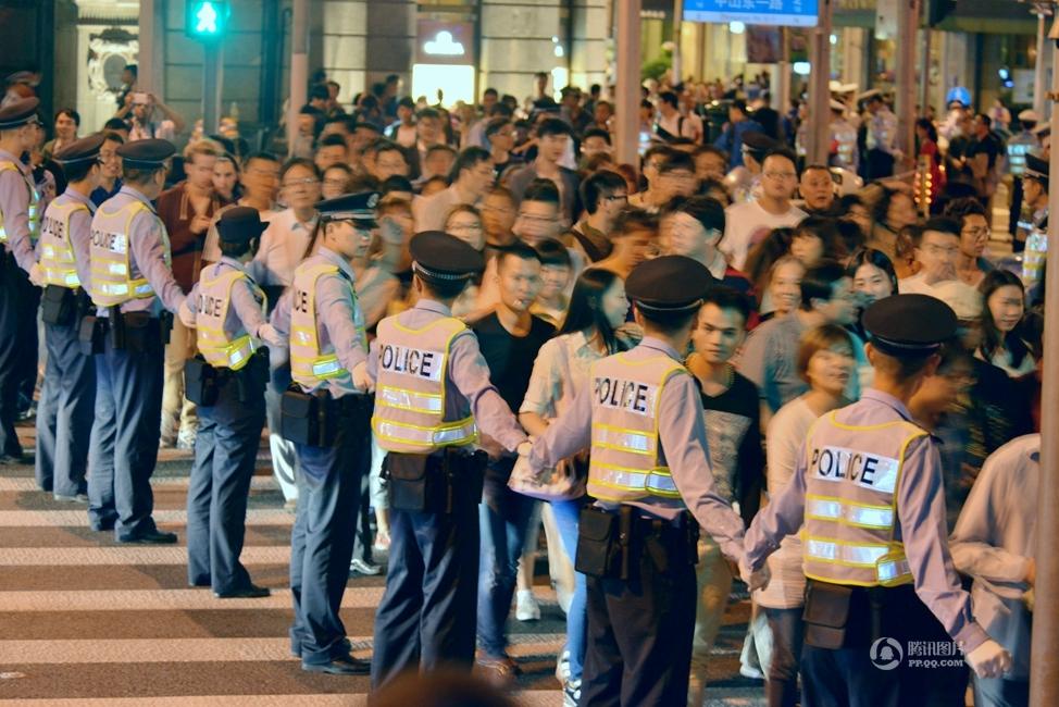 游客挤爆上海外滩 警方筑人墙维持秩序