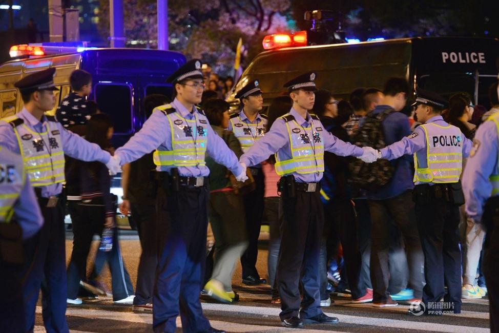 游客挤爆上海外滩 警方手拉手筑人墙维持秩序
