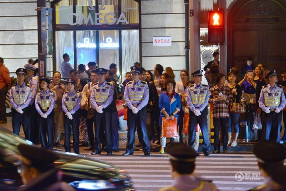游客挤爆上海外滩 警方手拉手筑人墙维持秩序