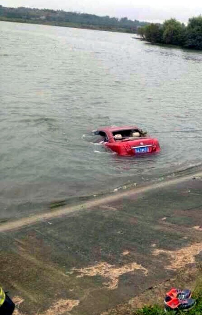 夫妻暴雨开车冲入水库身亡 渔民打渔发现事故轿车