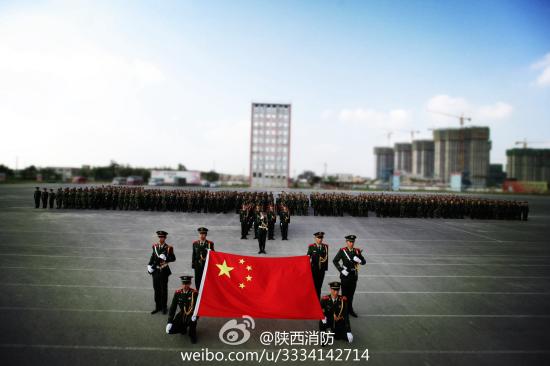 陕消防官兵晒与国旗合影迎祖国65周年华诞