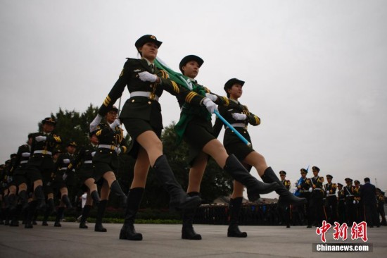 高校女生国旗护卫队举行阅兵式 迎接烈士纪念日