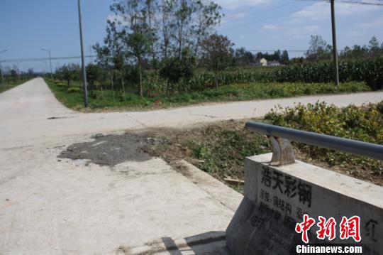 江苏射阳一轿车深夜栽入河中 车内7人全部遇难