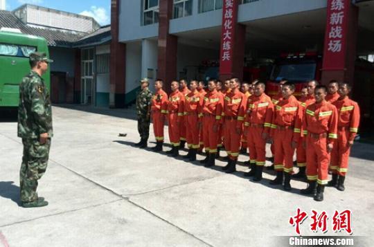 13时50分，凉山消防支队派出第二批35人的搜救力量，携带侦检、破拆、救生、通信等器材紧急赶赴地震灾区。巫明杰摄