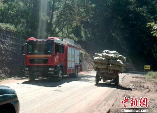 凉山消防支队首批派出的越西大队1车6人、昭觉大队1车8人已紧急赶往震灾区救援。巫明杰摄