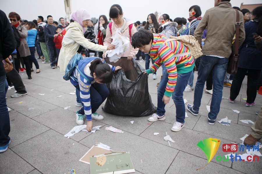 天安门升旗现垃圾遍地 大学生自发捡垃圾