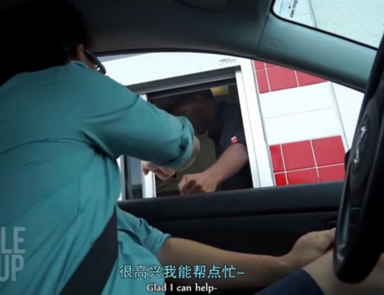 美国街头实验：给服务员100美元 戏剧性的一幕感动众网友/图