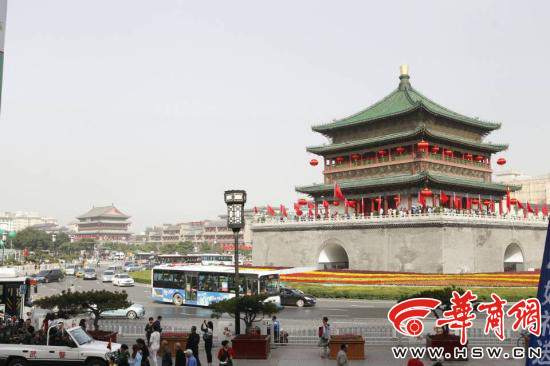 钟楼周边车流高峰下午来临 尽量将车停城外