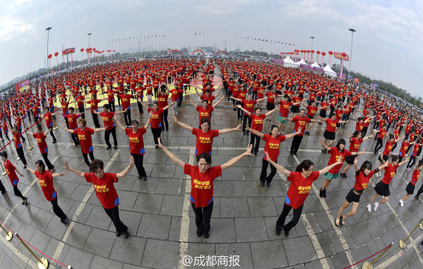 成都万人齐跳小苹果广场舞 牛顿都被吓醒了你造吗