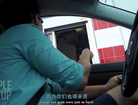 街头实验:给服务员100美元 服务员将钱分给流浪汉