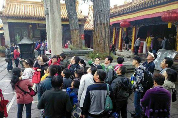 黄金周多景区遇冷 黄山五台山游客同比降3成
