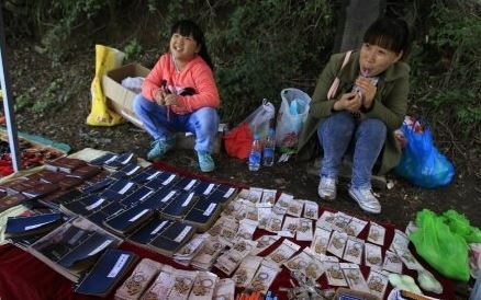 9岁女童在少林寺景区卖“无字天书” 每本5元