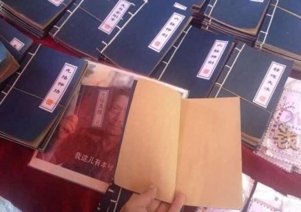 9岁女童在少林寺景区卖“无字天书” 每本5元