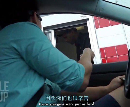 美国街头实验，给服务员100美元小费，黑人服务员接过小费