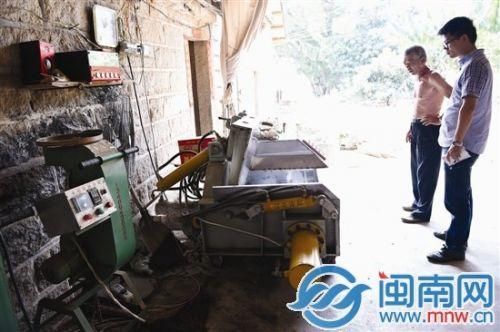 福建两名3岁男童爬入压茶机 疑按到开关被压身亡