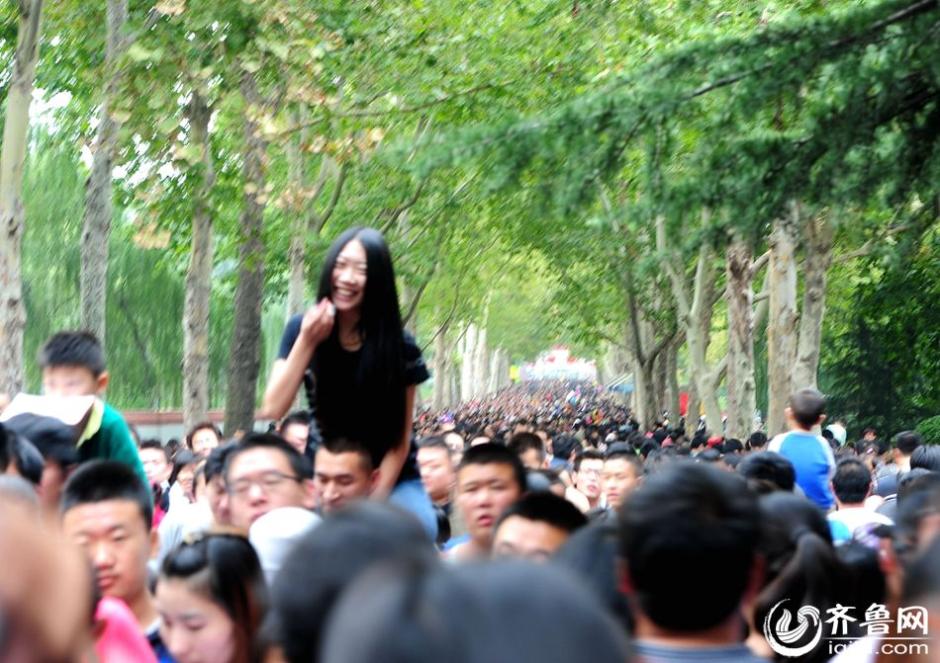 中国好男友让女友骑脖子逛公园 真爱让女娃笑开花