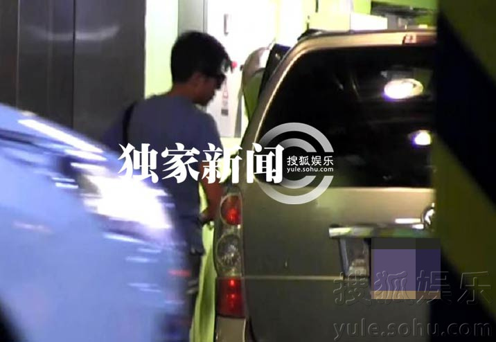 撒贝宁孑然一身回旧居背影令人唏嘘 小区保安放行