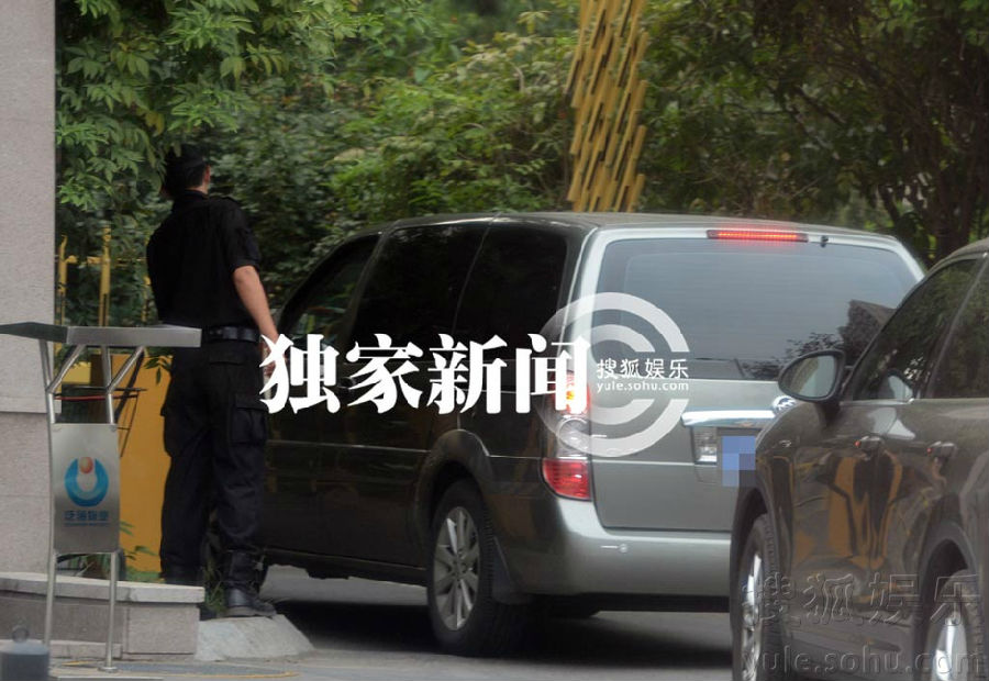 撒贝宁孑然一身回旧居 故地重游背影没落(图)