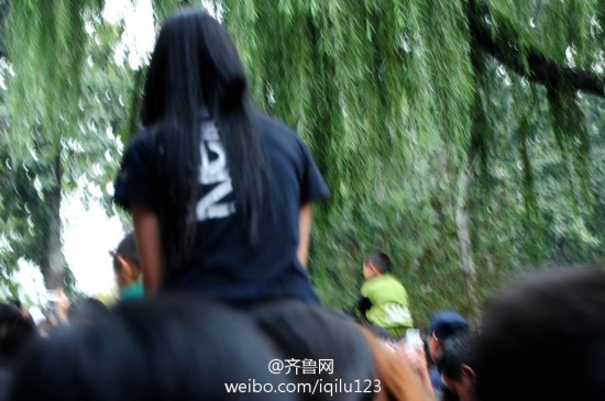 中国好男友：小伙让女友骑脖子游园