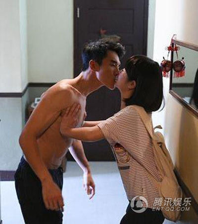林心如杨一展拍床戏