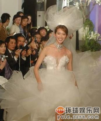 女星大笑需谨慎不笑是天仙 一笑瞬间变猪扒妹