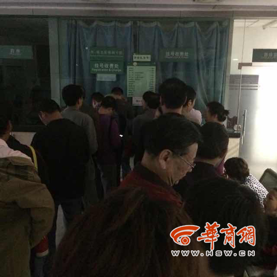 西安交大口腔医院假期后上班患者排长龙