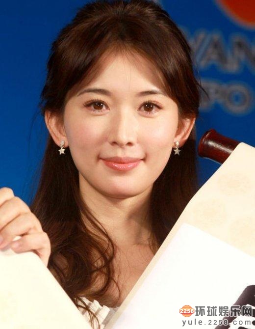 女星大笑需谨慎不笑是天仙 一笑瞬间变猪扒妹