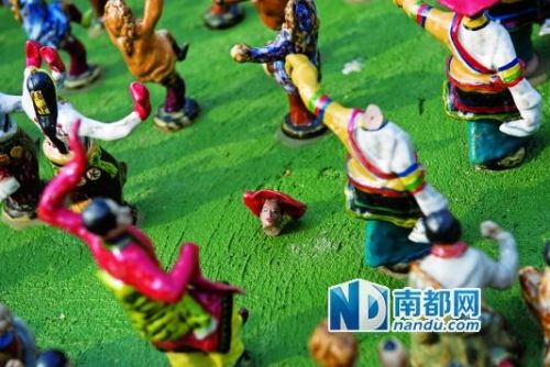 深圳5万陶瓷小人被拔光 汉白玉栏杆被游客弄断