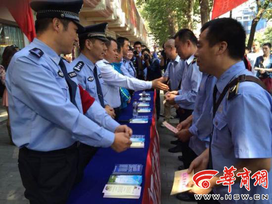 西安民警示范小偷作案手法 传授防范经验