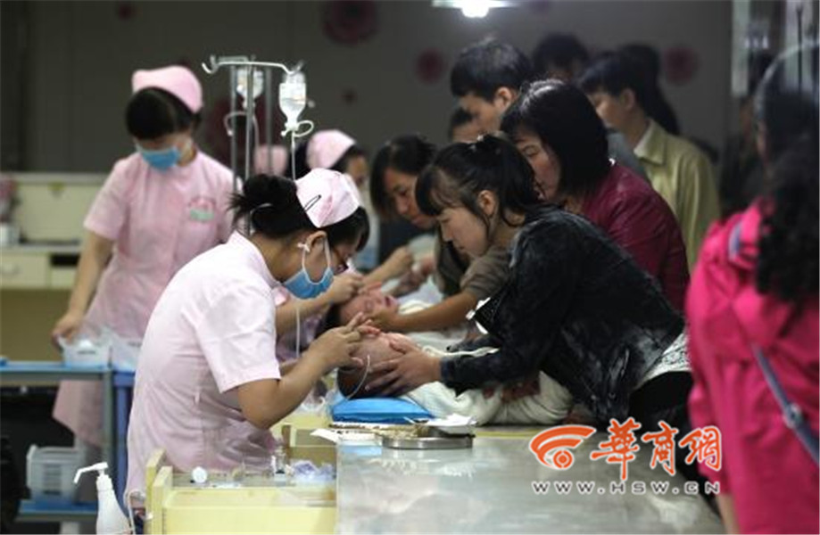 气温变化大 长假儿童医院患儿扎堆就诊
