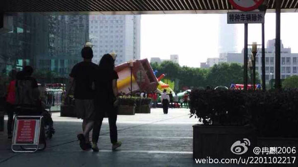 图说：网友拍摄下充气城堡翻倒过程。图源：新浪微博（请作者私信新民晚报新民网以奉稿酬）
