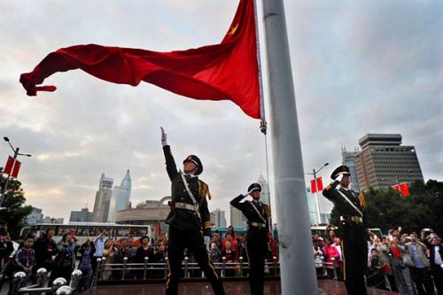 国旗法规定：国旗不能只升不降