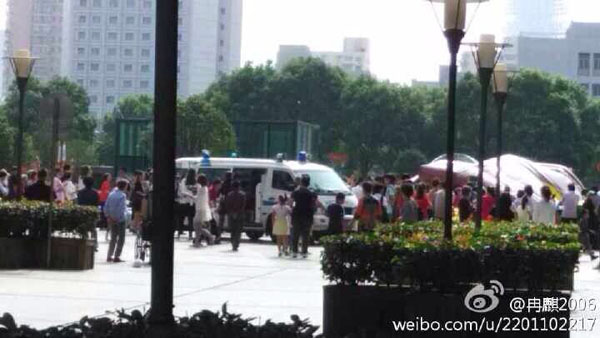 图说：事发后，急救车赶到现场抢救伤员。图源：新浪微博（请作者私信新民晚报新民网以奉稿酬）
